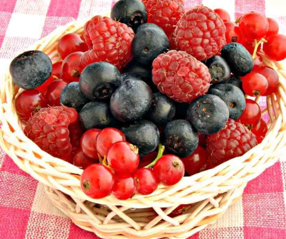 Červené ovocie taktiež pomáha spomaľovať prejavy starnutia a stimuluje tvorbu kolagénu