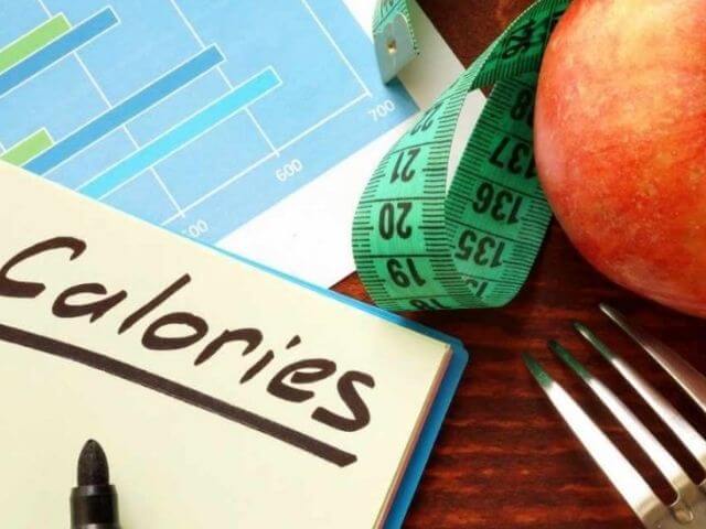 Ak rozmýšľate, ako schudnúť zo stehien, odporúča sa začať počítaním kalórií a úpravou jedálnička