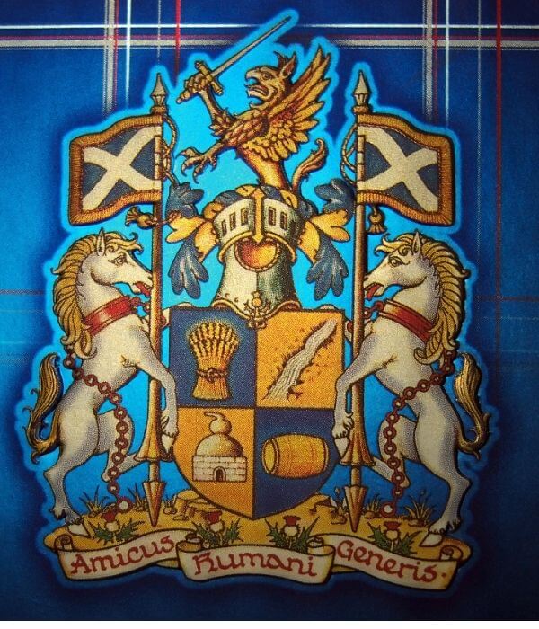 Logo Ballantine's whiskey zobrazuje škótsku vlajku, zem , oheň, vodu a vzduch