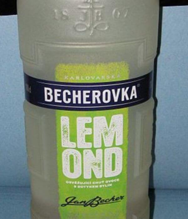 Becherovka Lemond s príjemnou citrónovou vôňou