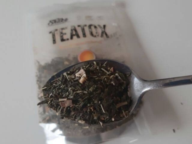 Chia Shake denný čaj na chudnutie sa predáva vo forme sypanej zmesi, ktorá sa odporúča 5 minút lúhovať