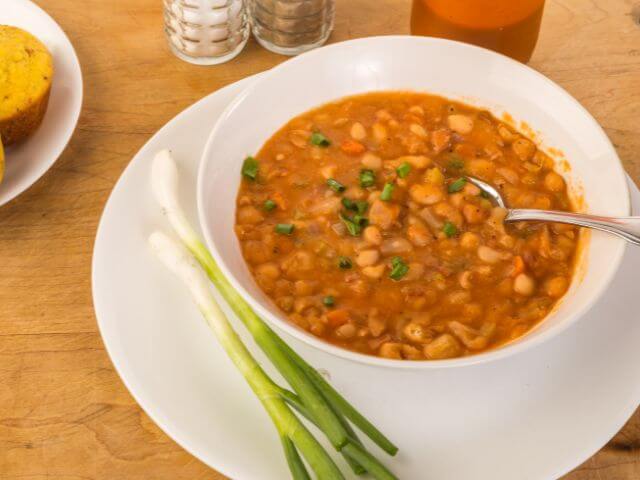 tanier s fazuľovou polievkou